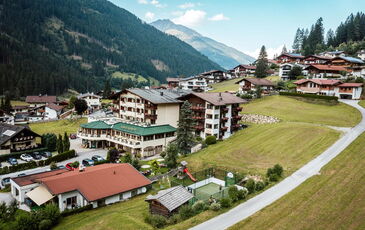 Hotel+Fu&szlig;ballplatz